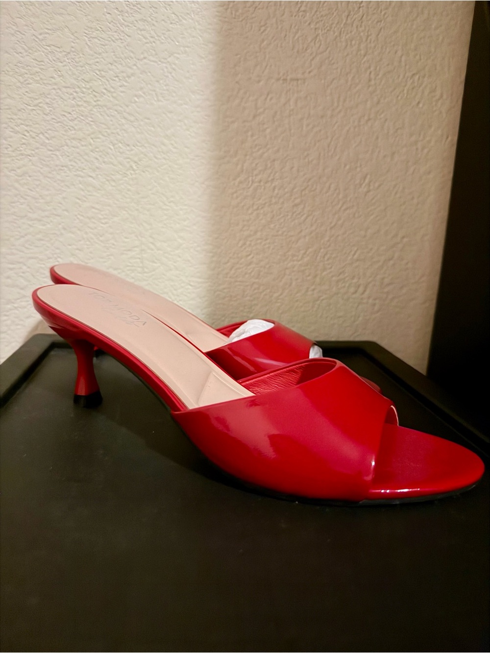 Red patent leather kitten heel mules 🍒